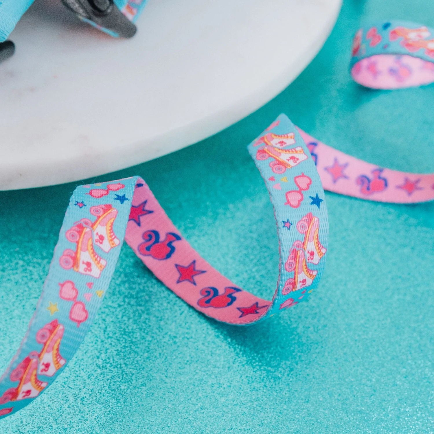 Sassy Woof On A Roll Dog Leash, Blue, 5-ft Long, 4/5-in Wide 6 Sassy Woof On A Roll Dog Leash, Blue, 5-ft Long, 4/5-in Wide - Image 4