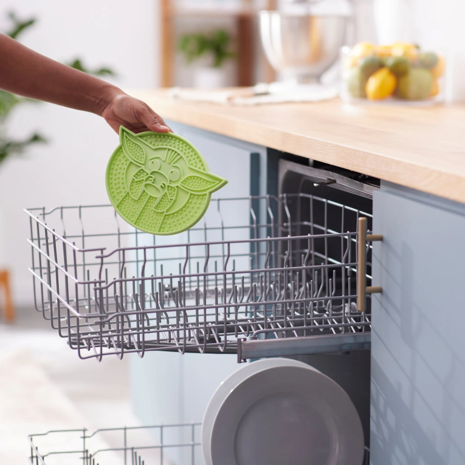 STAR WARS THE MANDALORIAN GROGU Silicone Dog & Cat Lick Mat, Green 6 STAR WARS THE MANDALORIAN GROGU Silicone Dog & Cat Lick Mat, Green - Image 4